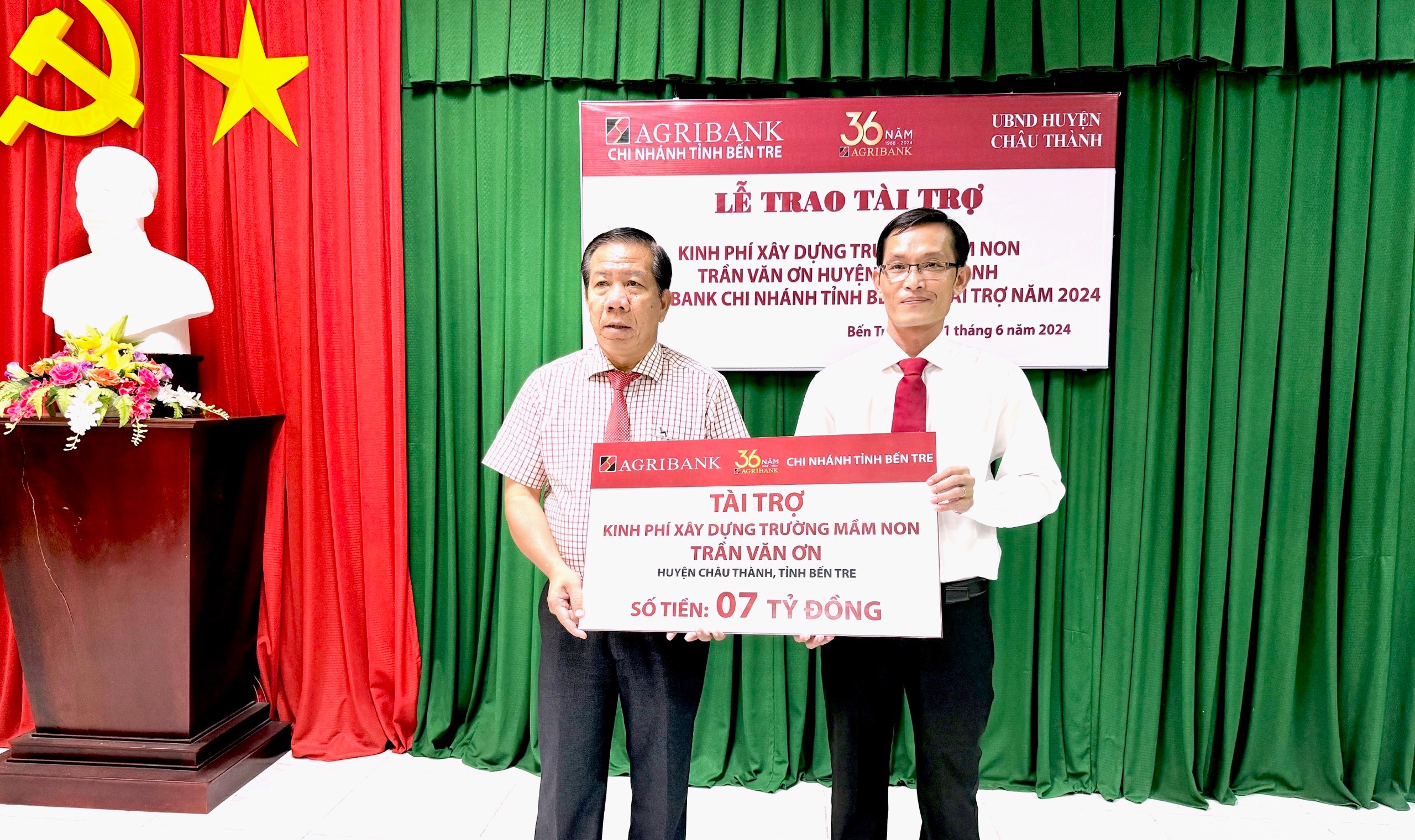 Agribank Bến Tre trao tài trợ 