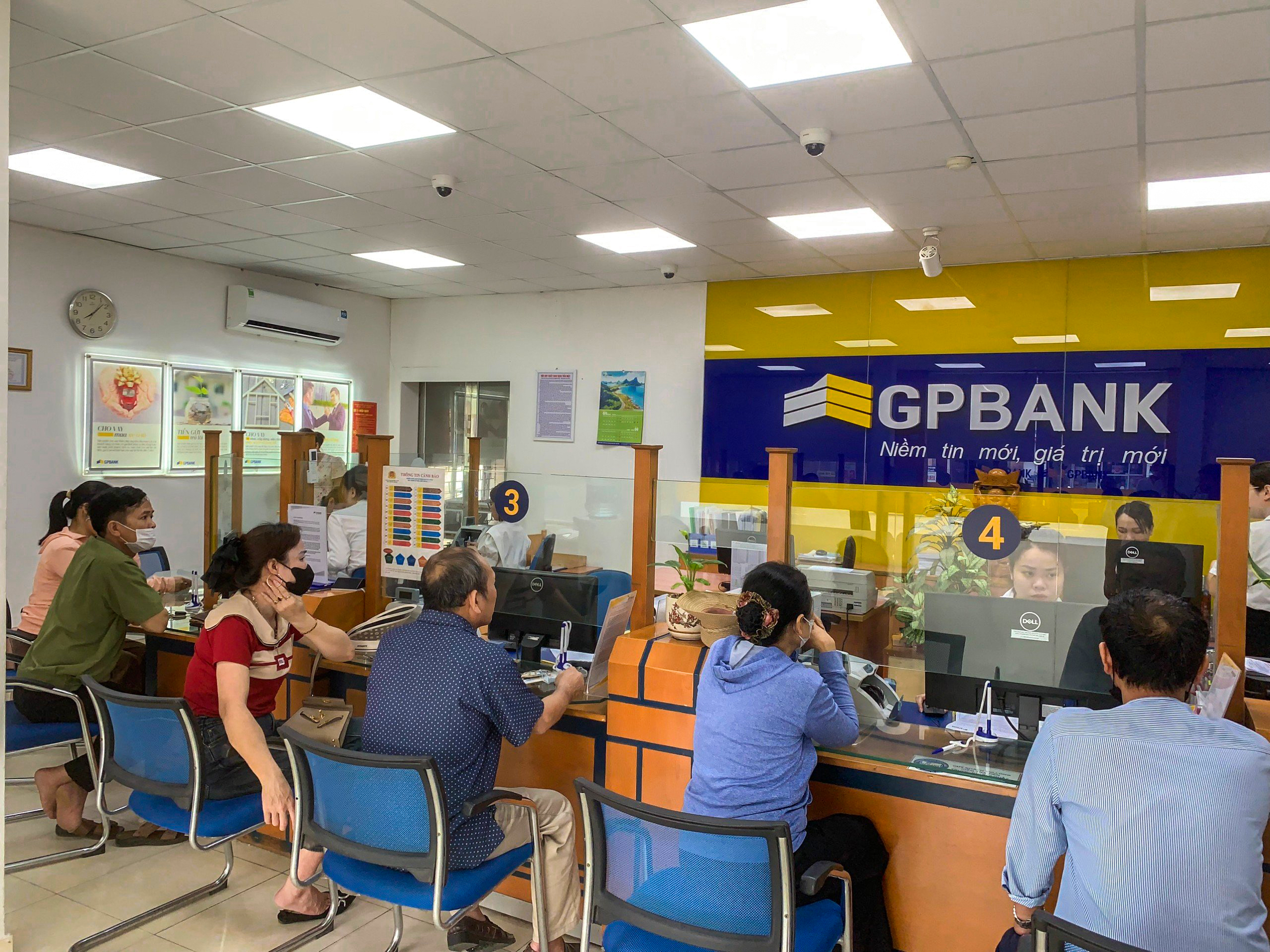 Cán bộ GPBank giúp khách hàng thoát bẫy lừa đảo