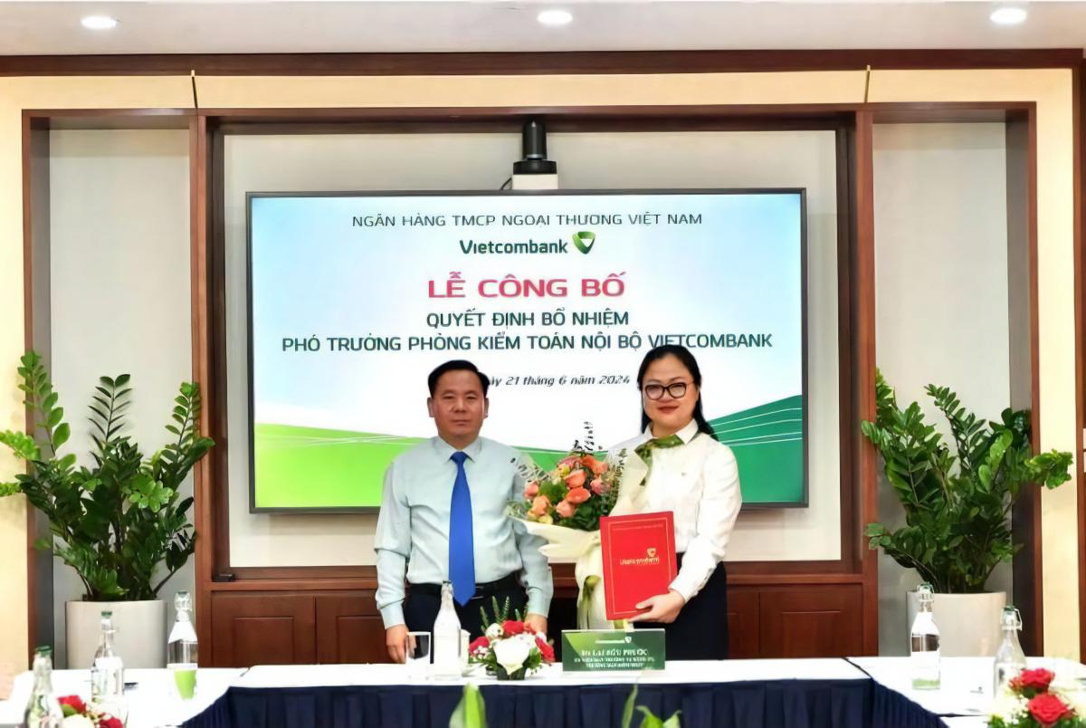 Ông Lại Hữu Phước trao quyết định bổ nhiệm cho bà Vũ Nguyễn Thúy An