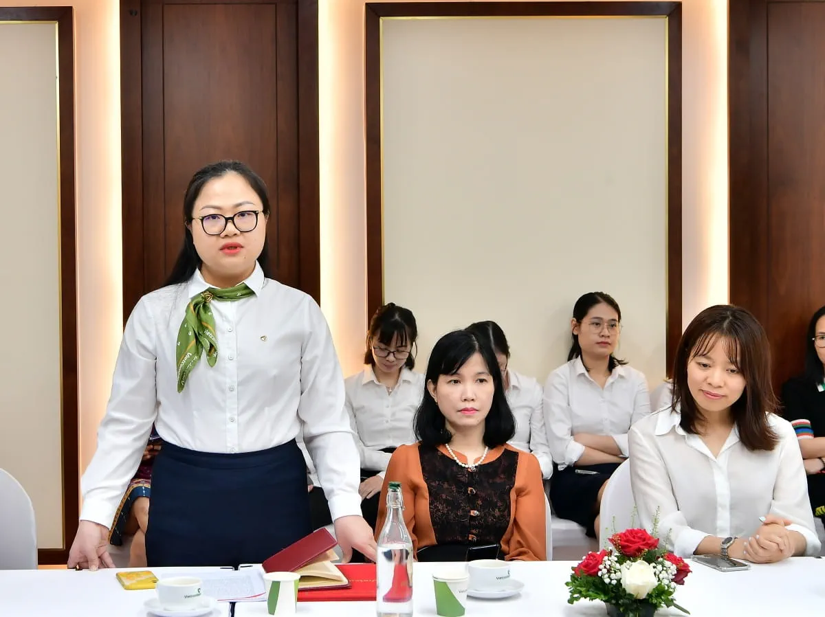 Bà Vũ Nguyễn Thùy An phát biểu
