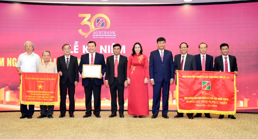 Agribank khu vực miền Trung nhận cờ thi đua, bằng khen, bức trướng.