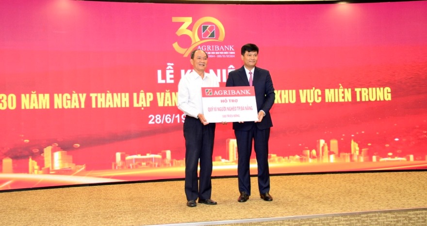 Đại diện Agribank trao tặng hoạt động ASXH trên địa bàn TP. Đà Nẵng