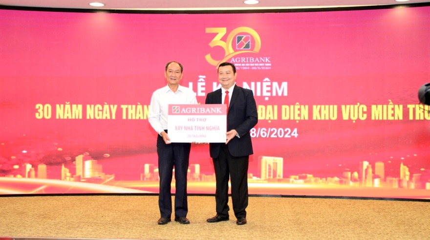 Đại diện Agribank trao tặng hoạt động ASXH trên địa bàn TP. Đà Nẵng