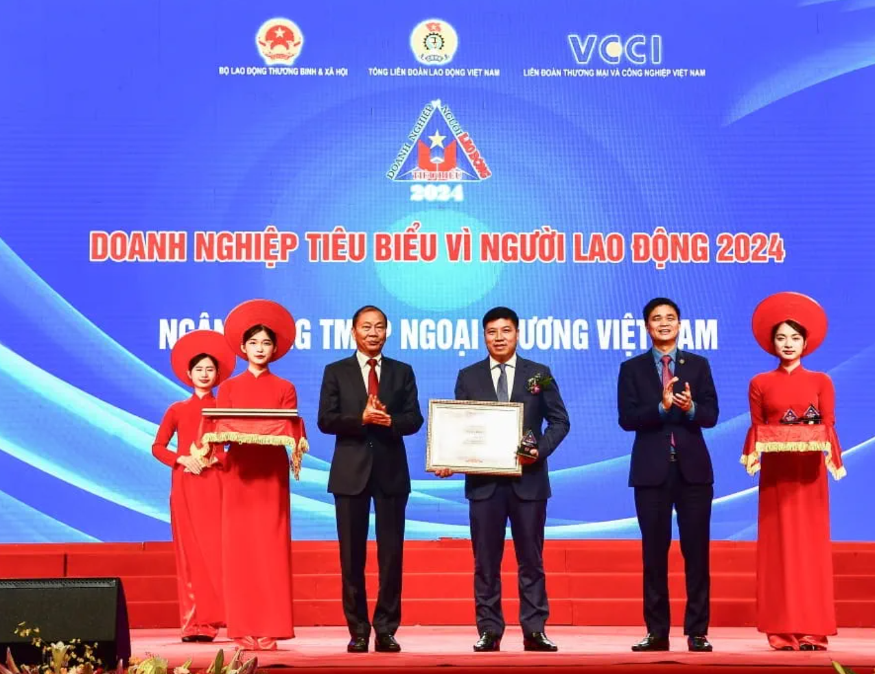 Vietcombank nhận vinh danh "Doanh Nghiệp tiêu biểu vì người lao động"