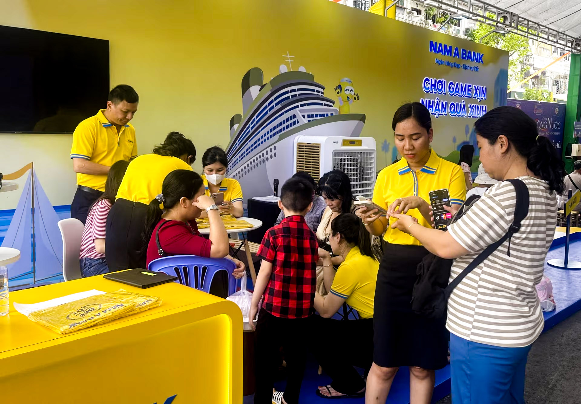 Đông đảo khách thăm quan tham gia trải nghiệm dịch vụ Nam A Bank