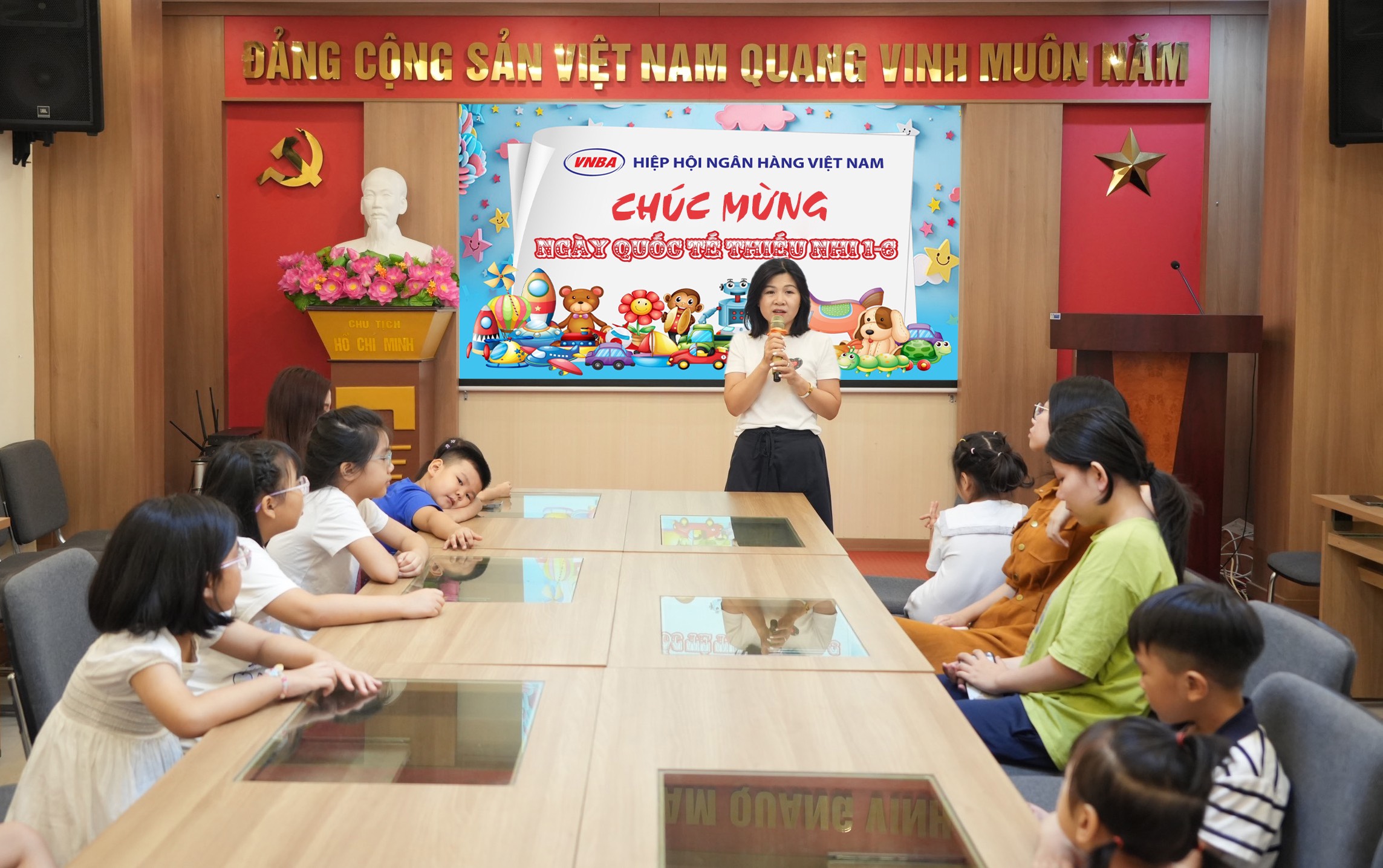 Bà Nguyễn Thị Xuân - Chủ tịch Công đoàn Cơ quan thường trực Hiệp hội Ngân hàng Việt Nam phát biểu tại buổi lễ