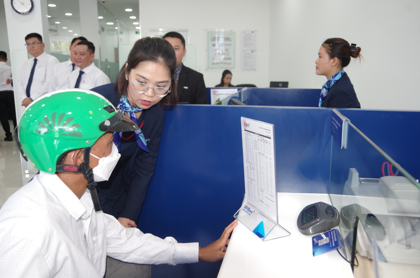 Tư vấn, hướng dẫn khách hàng đến giao dịch sáng 4-6 