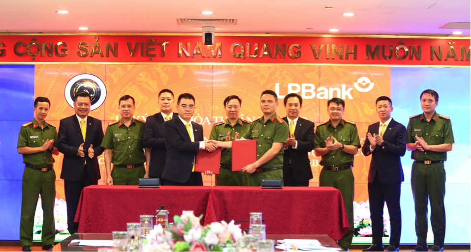 Thoả thuận hợp tác với RAR - Bộ Công An sẽ giúp LPBank đẩy mạnh vay tín chấp thông qua chấm điểm tín dụng của công dân, góp phần đẩy lùi tín dụng đen, mang lại lợi ích cho cộng đồng.