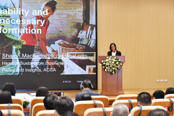 Bà Sharon Machado - Giám đốc Phát triển bền vững, ACCA Toàn cầu chia sẻ tại tọa đàm