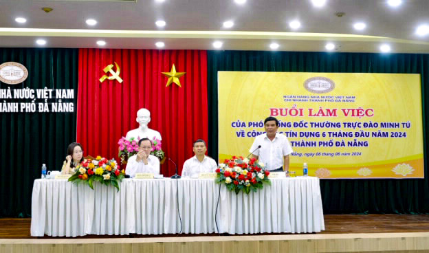 Ông Võ Minh, Giám đốc NHNN chi nhánh TP. Đà Nẵng báo cáo tình hình hoạt động của ngành Ngân hàng TP. Đà Nẵng tại buổi làm việc