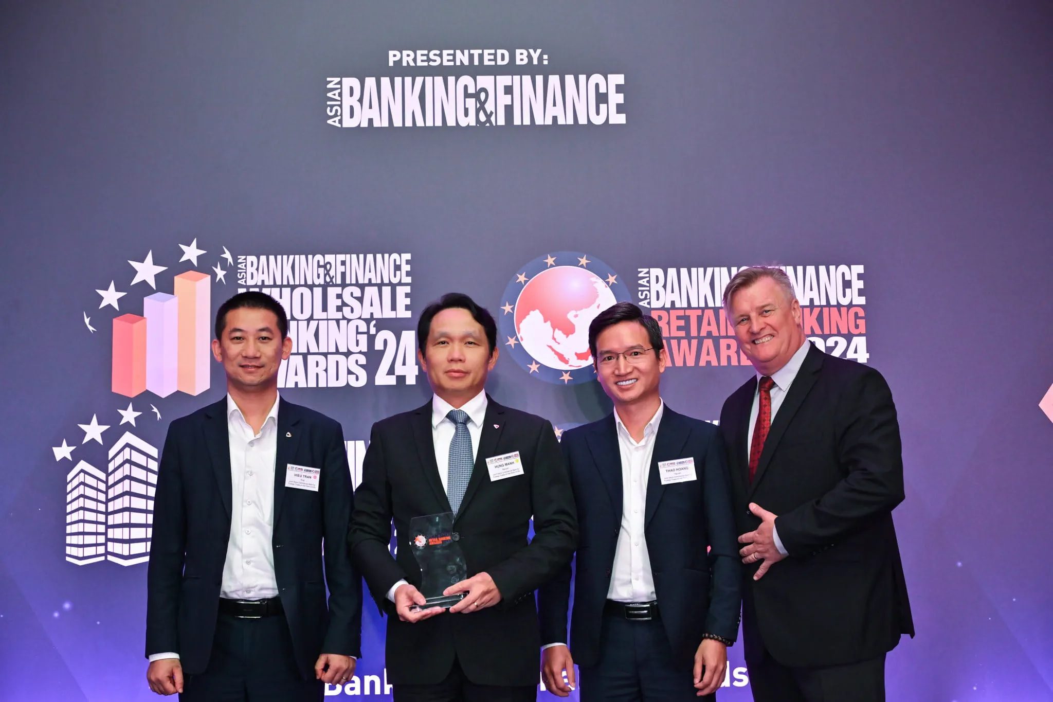 Đại diện Vietcombank nhận giải thưởng
