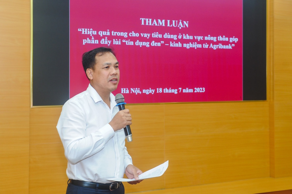 Ông Lê Hồng Phúc - Phó Tổng giám đốc Agribank trình bày tại Hội thảo