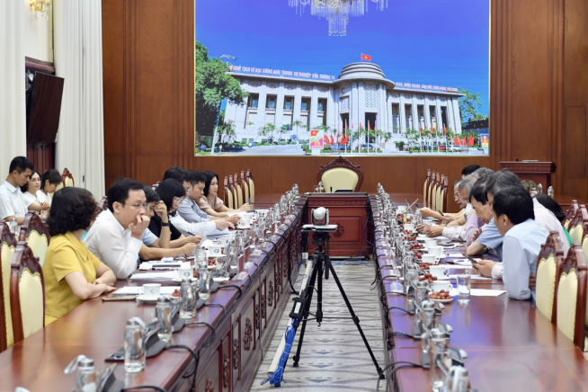 Toàn cảnh cuộc họp với các chuyên gia về chính sách ngoại tệ và lãi suất tiền gửi bằng đồng đô la Mỹ