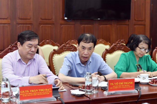 Tiến sĩ, Chuyên gia kinh tế Võ Trí Thành phát biểu tại cuộc họp