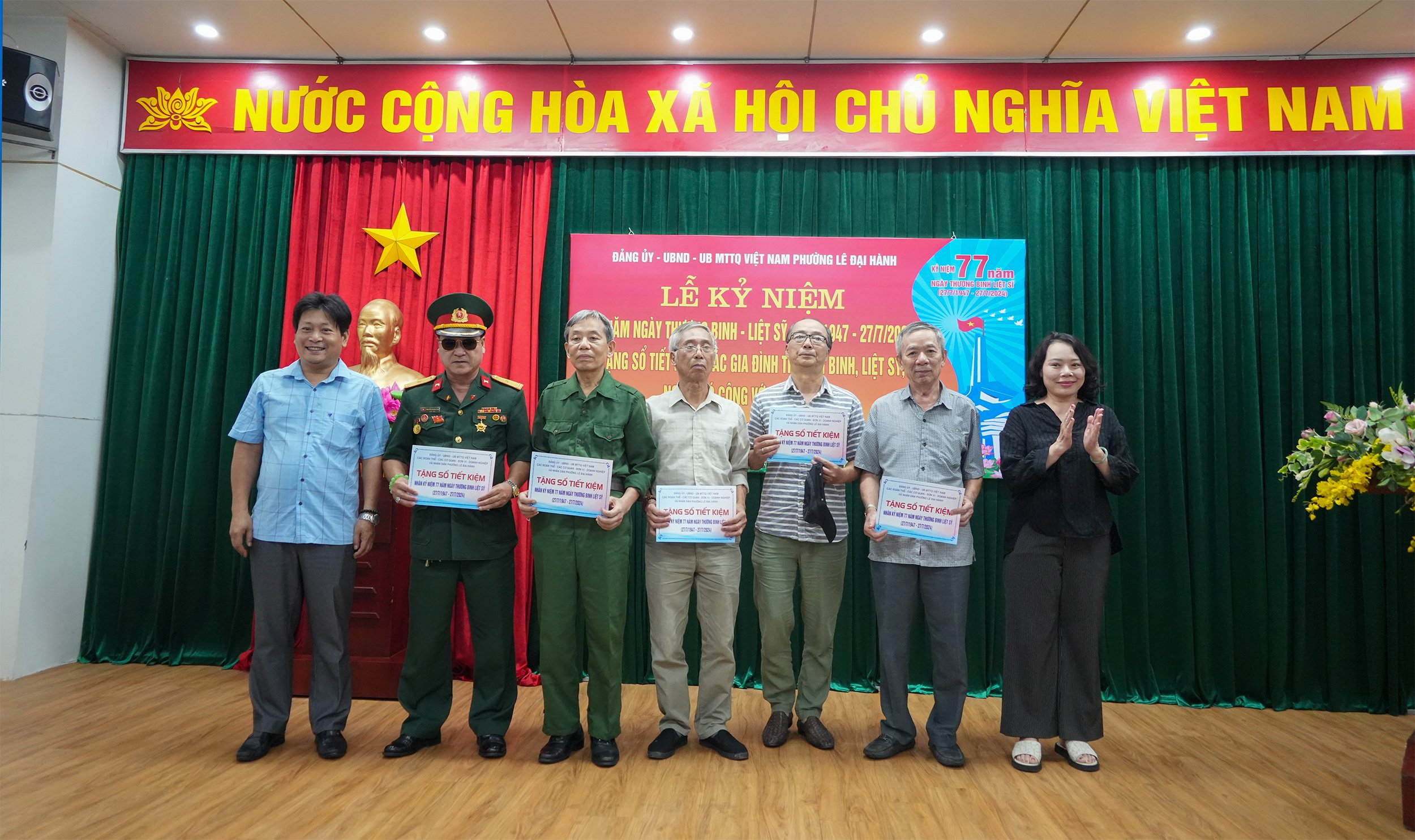 Bà Nguyễn Thị Hương - Phó Chánh văn phòng Cơ quan Thường Trực - Hiệp hội Ngân hàng Việt Nam trao  trao tặng sổ tiết kiệm cho các gia đình liệt sĩ, thương binh, người có công trên địa bàn phường Lê Đại Hành