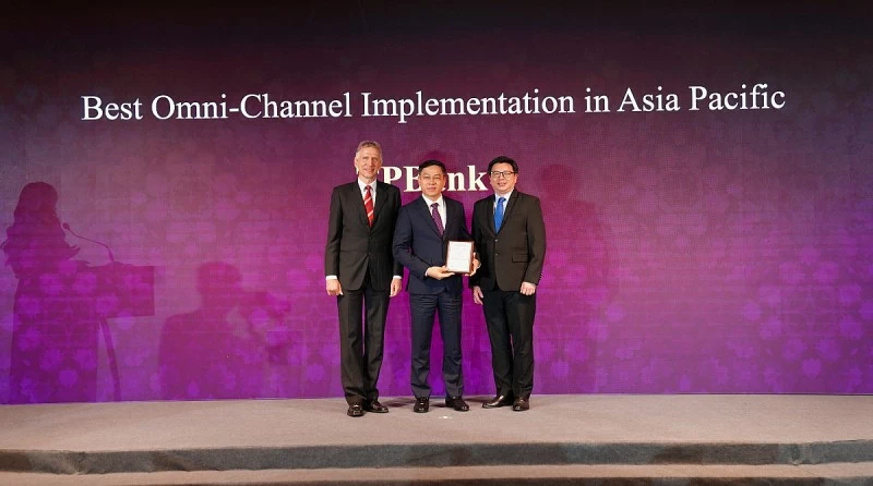 Ông Đinh Văn Chiến – Phó Tổng giám đốc TPBank nhận giải thưởng từ The Asian Banker.