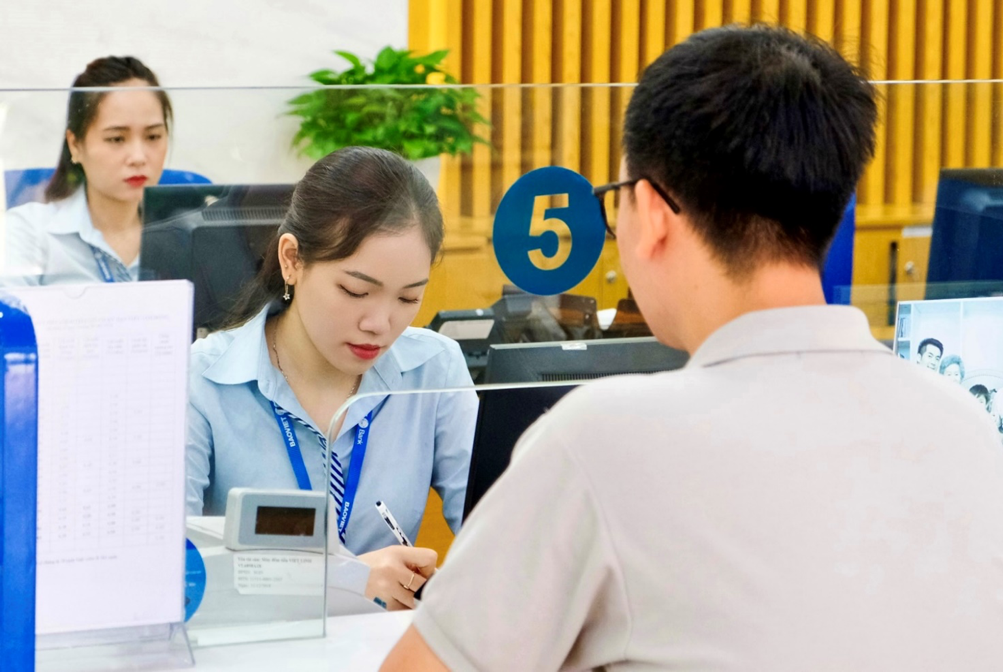 Khách hàng giao dịch tại BaoViet Bank
