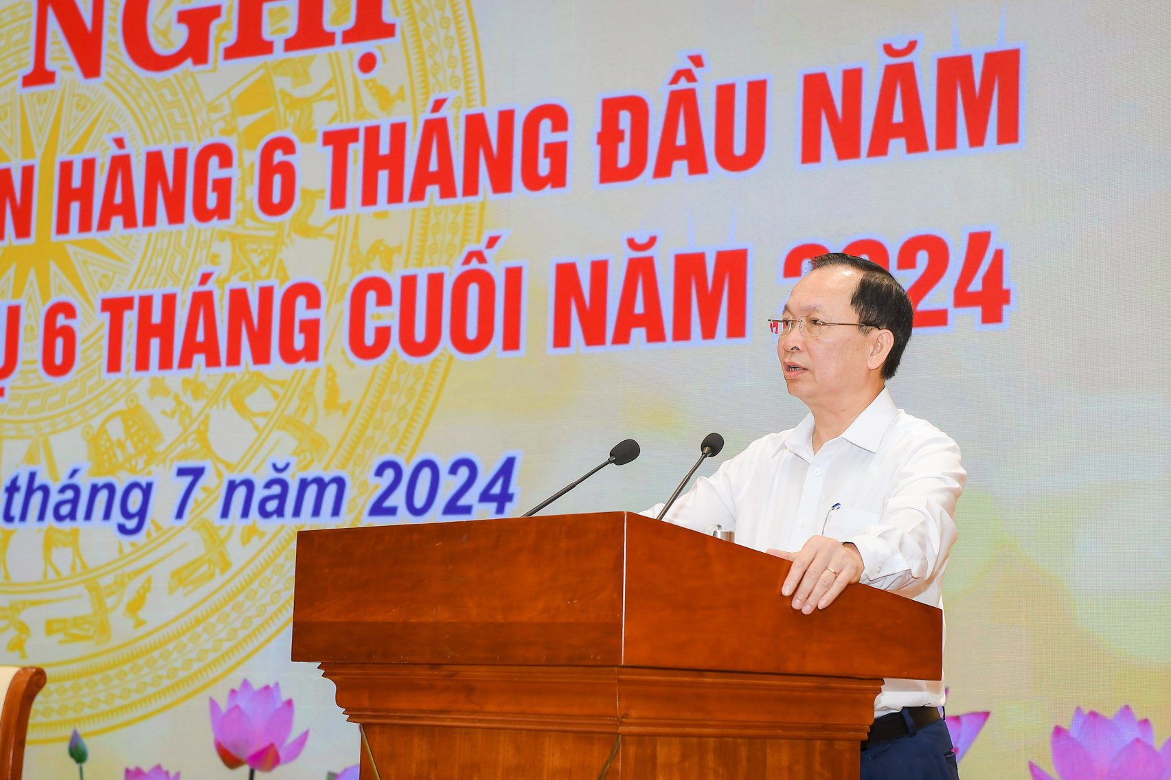 Phó Thống đốc Thường trực Đào Minh Tú trình bày Báo cáo tại hội nghị
