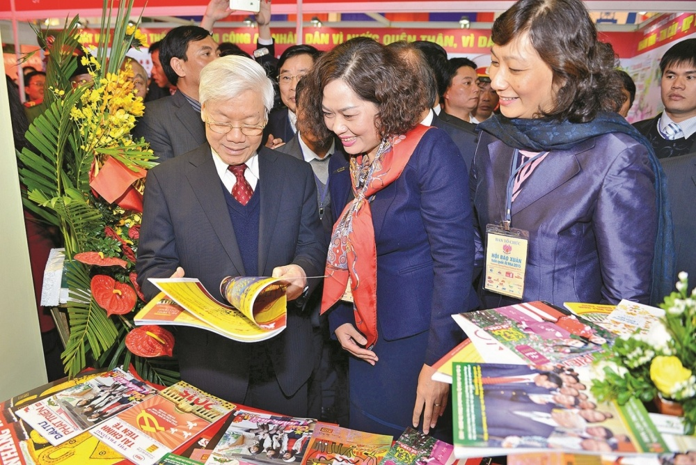 Tổng Bí thư Nguyễn Phú Trọng thăm gian trưng bày báo Xuân của ngành Ngân hàng tại Hội Báo xuân toàn quốc năm 2015 tại Hà Nội