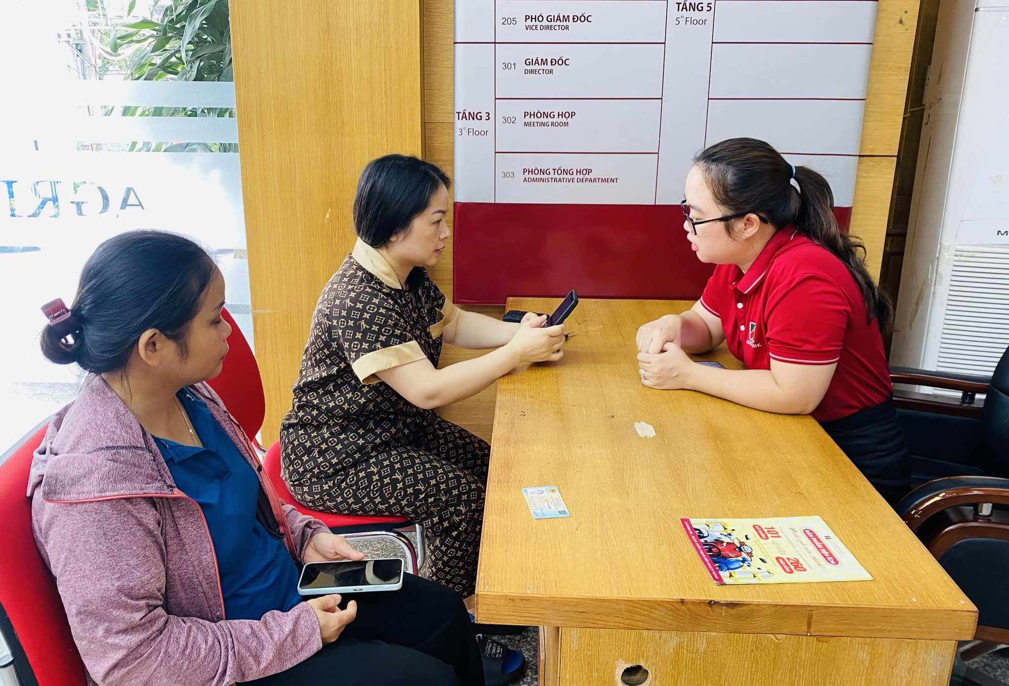 Agribank hỗ trợ thu thập sinh trắc học tại quầy giao dịch