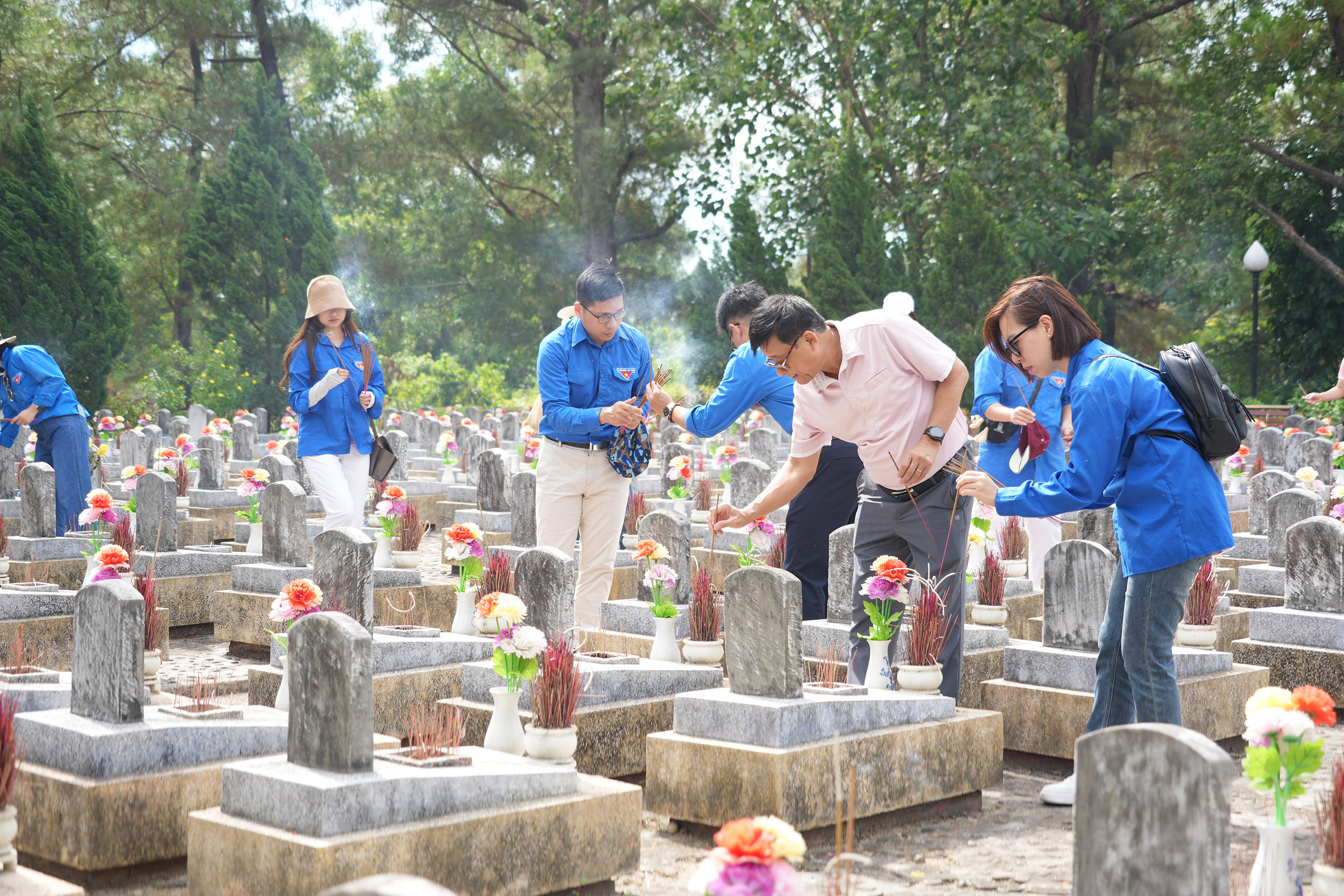 Đoàn công tác VNBA dâng hương