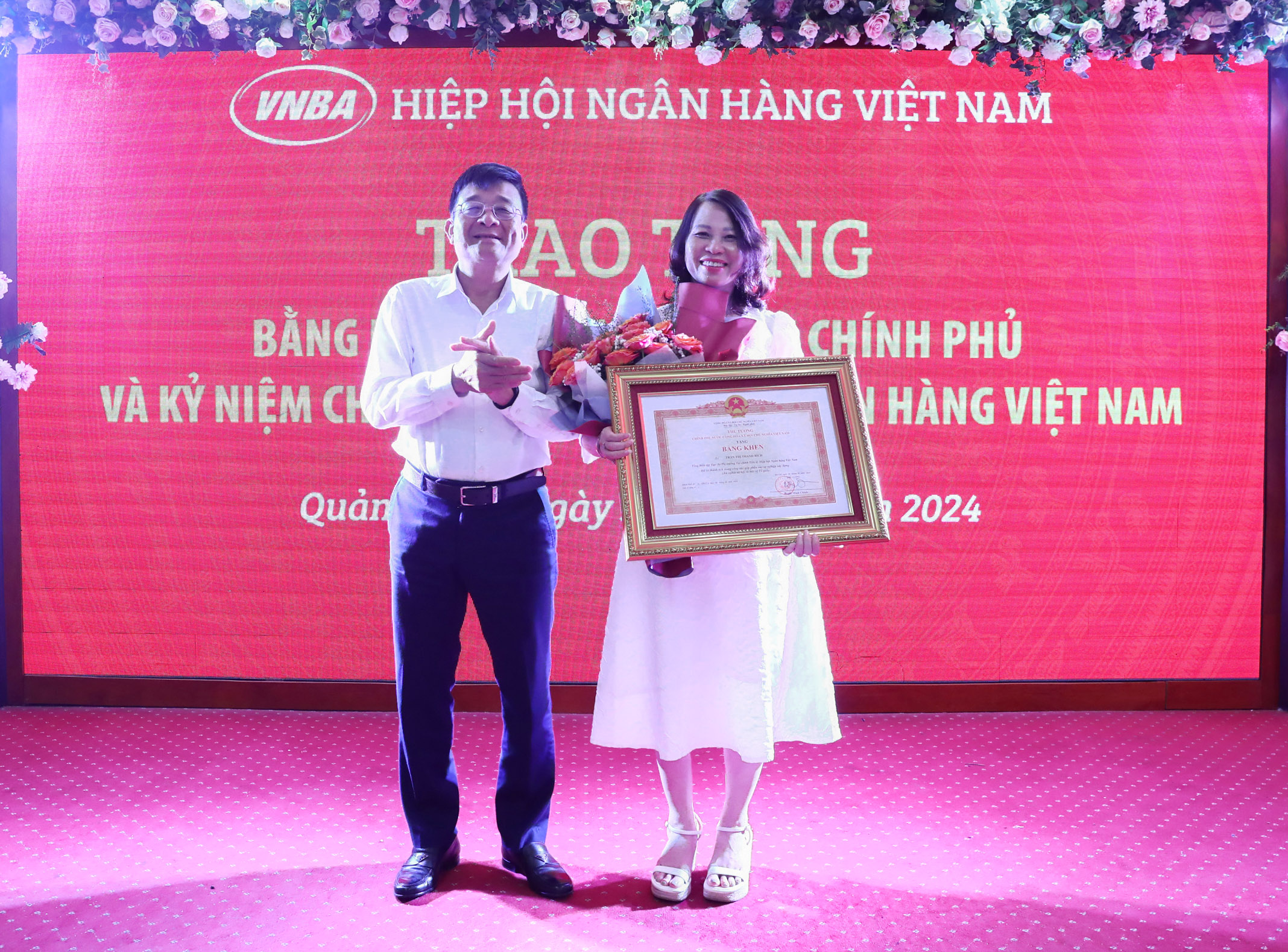 Trao tặng bằng khen của Thủ tướng Chính Phủ cho bà Trần Thị Thanh Bích