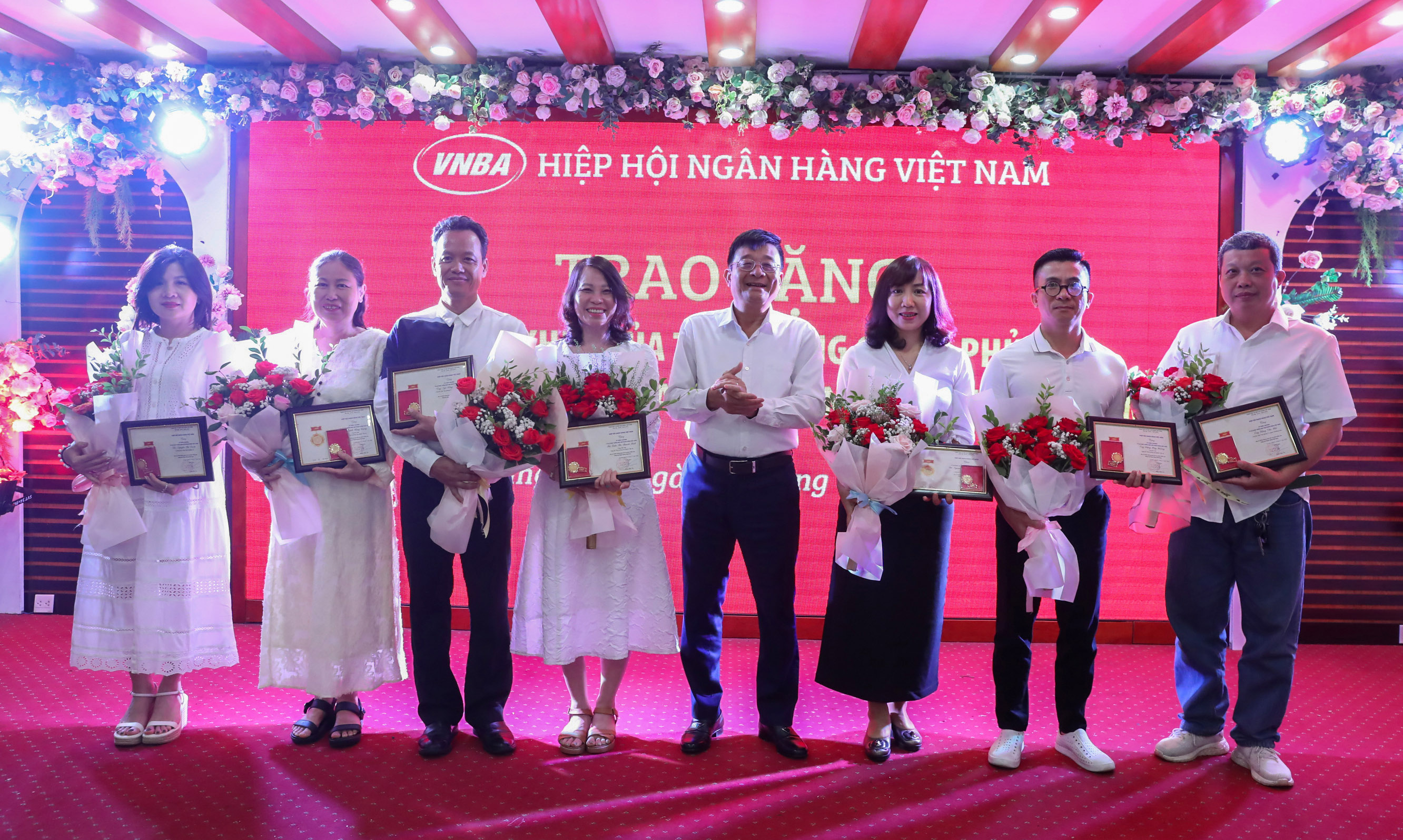 Trao hoa và kỷ niệm chương