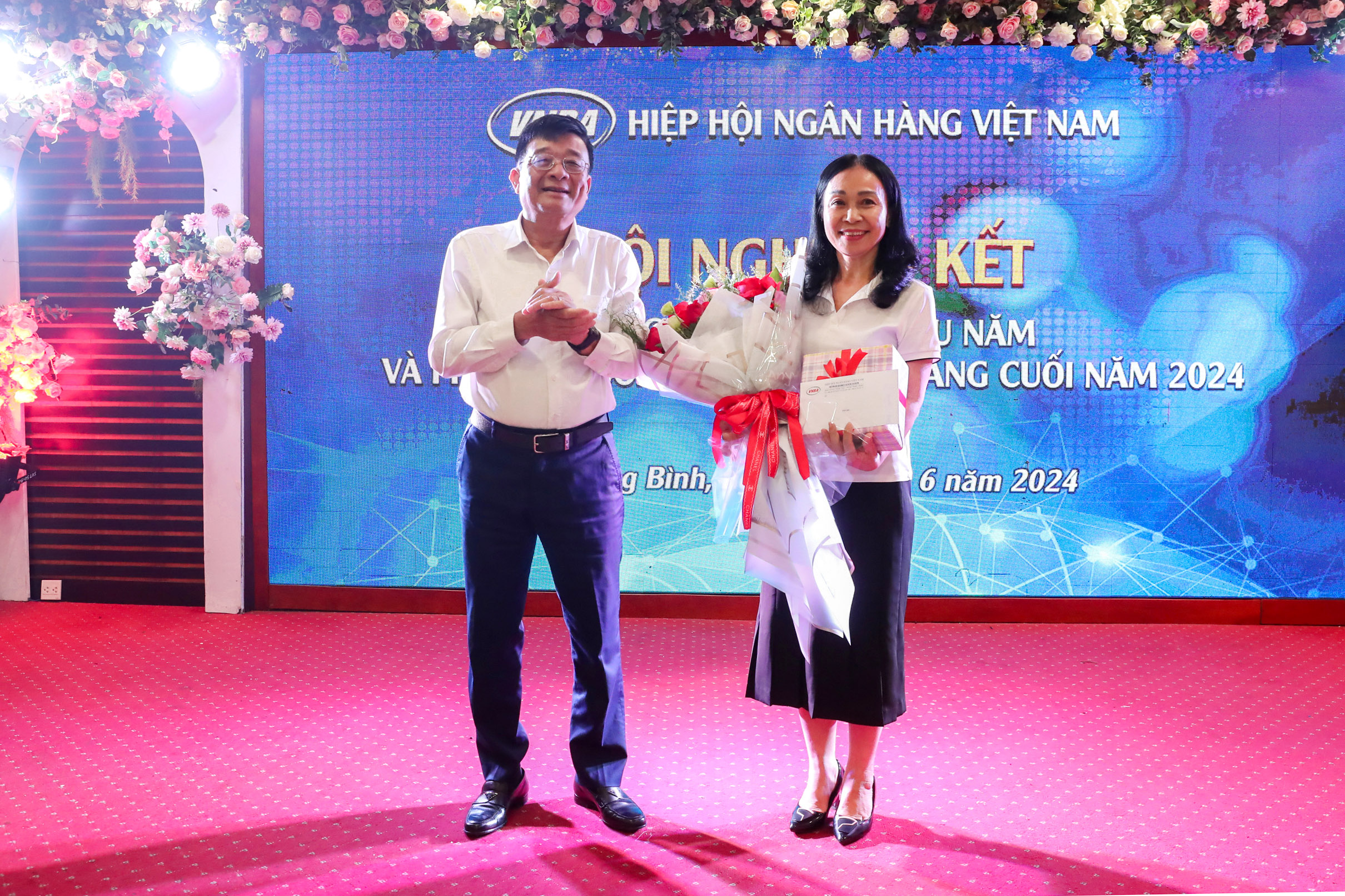 Trao hoa kỷ niệm cán bộ nghỉ công tác