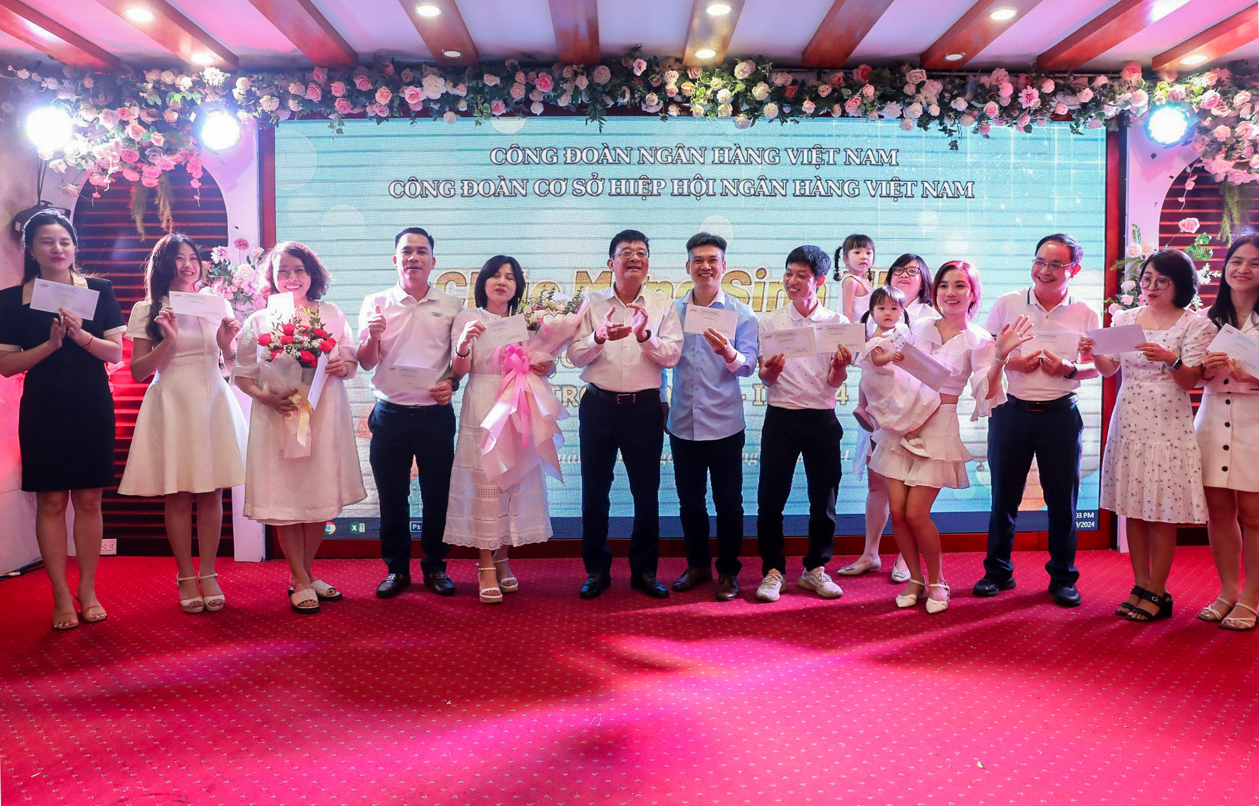 Trao quà mừng sinh nhật