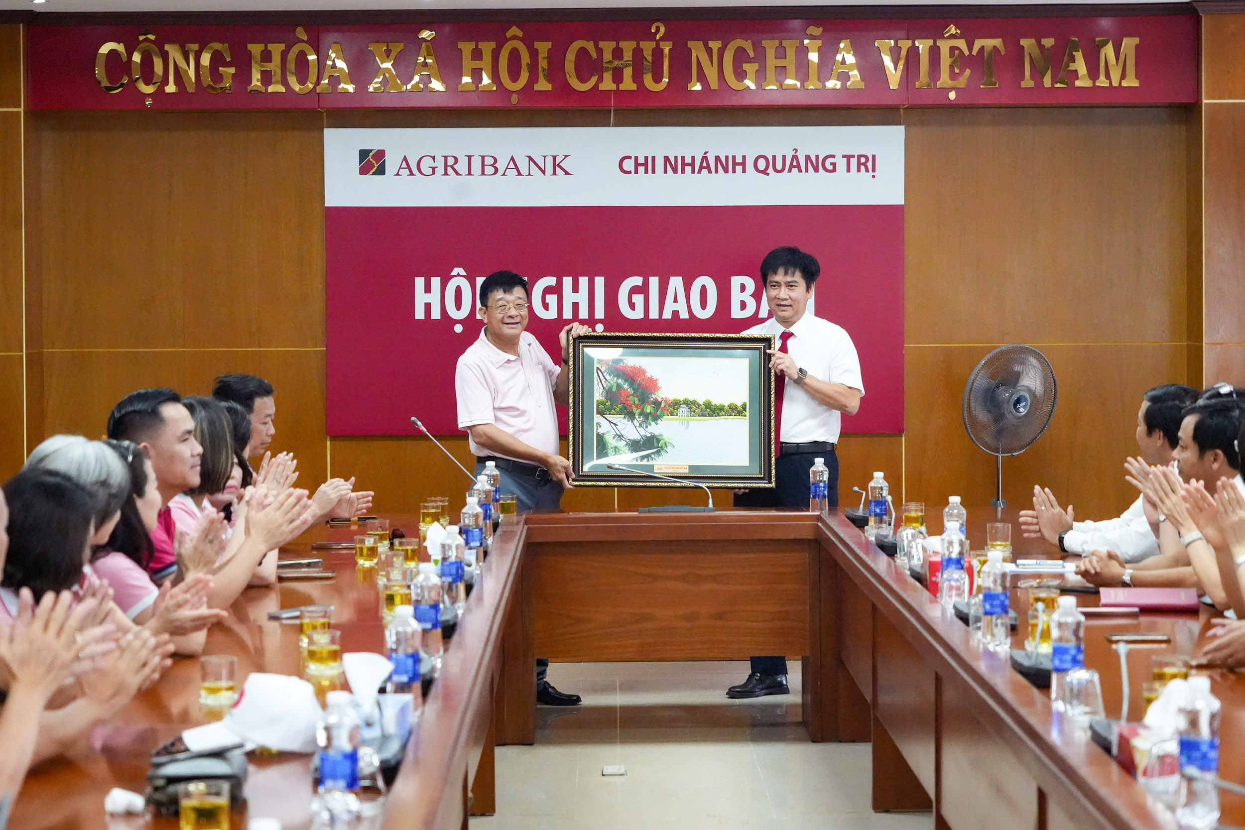 Hiệp hội Ngân hàng trao quà lưu niệm