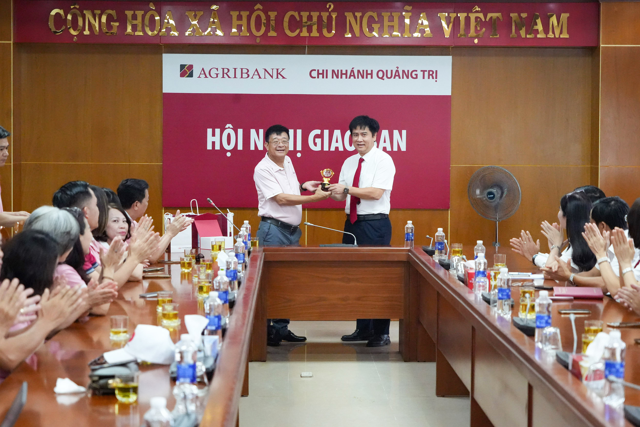 Hiệp hội Ngân hàng trao quà lưu niệm