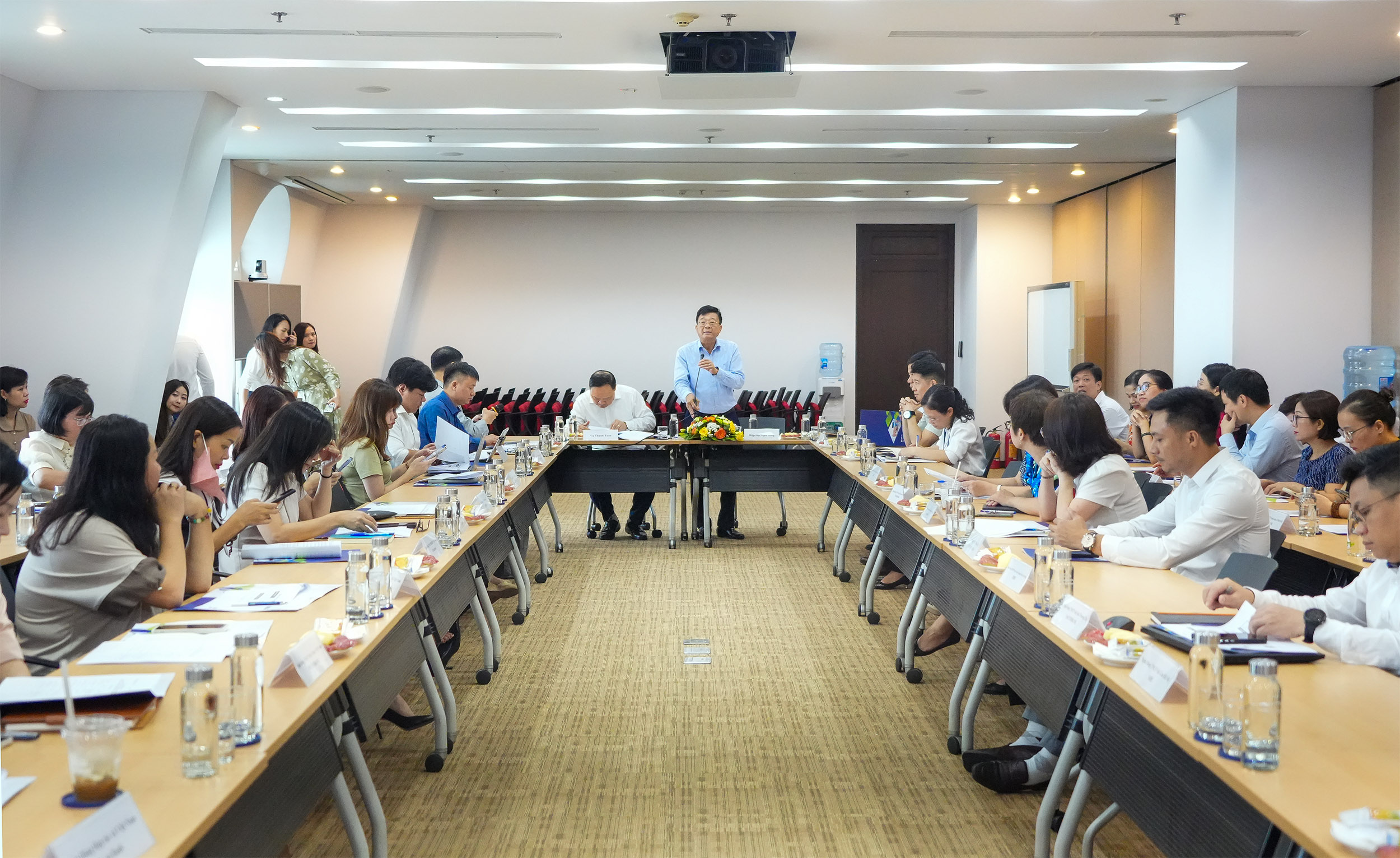 Quang cảnh cuộc họp trao đổi về quy trình phối hợp xử lý tài khoản, thẻ liên quan đến giao dịch nghi ngờ gian lận, giả mạo, lừa đảo.
