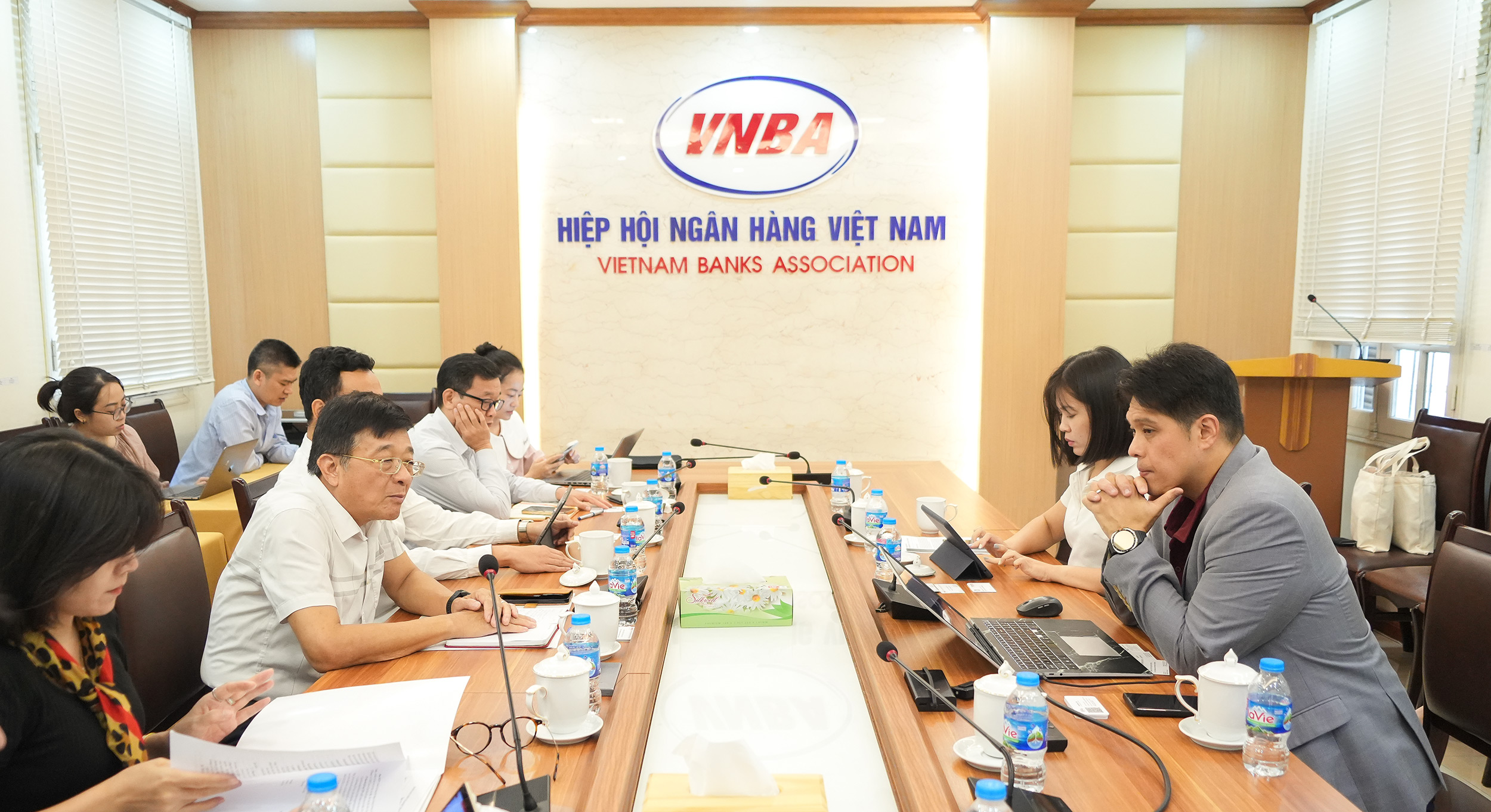 Quang cảnh buổi làm việc