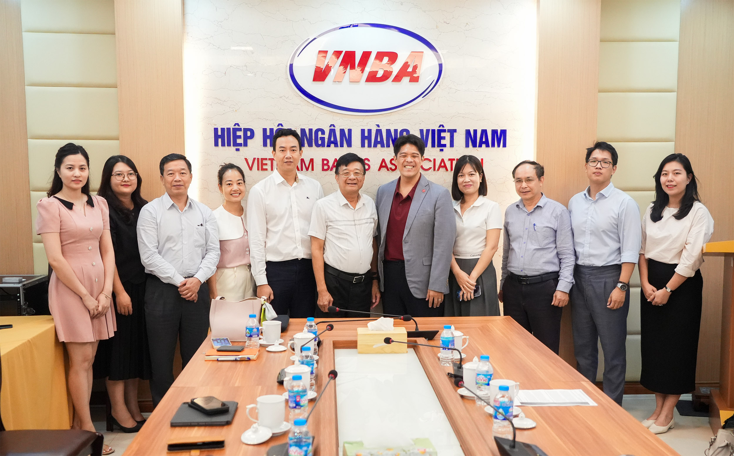 Lãnh đạo Hiệp hội Ngân hàng Việt Nam chụp ảnh lưu niệm với Hiệp hội Fintech Singapore