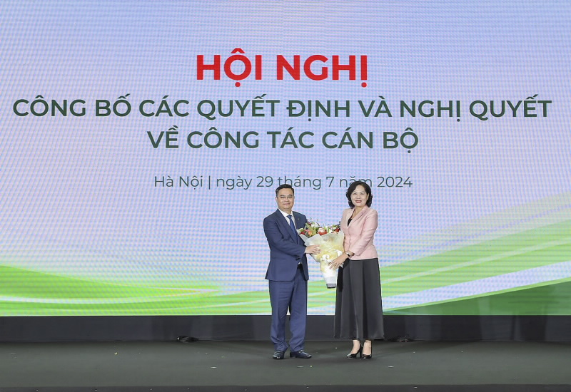 Thống đốc NHNN Nguyễn Thị Hồng chúc mừng đồng chí Nguyễn Thanh Tùng - Chủ tịch HĐQT Vietcombank