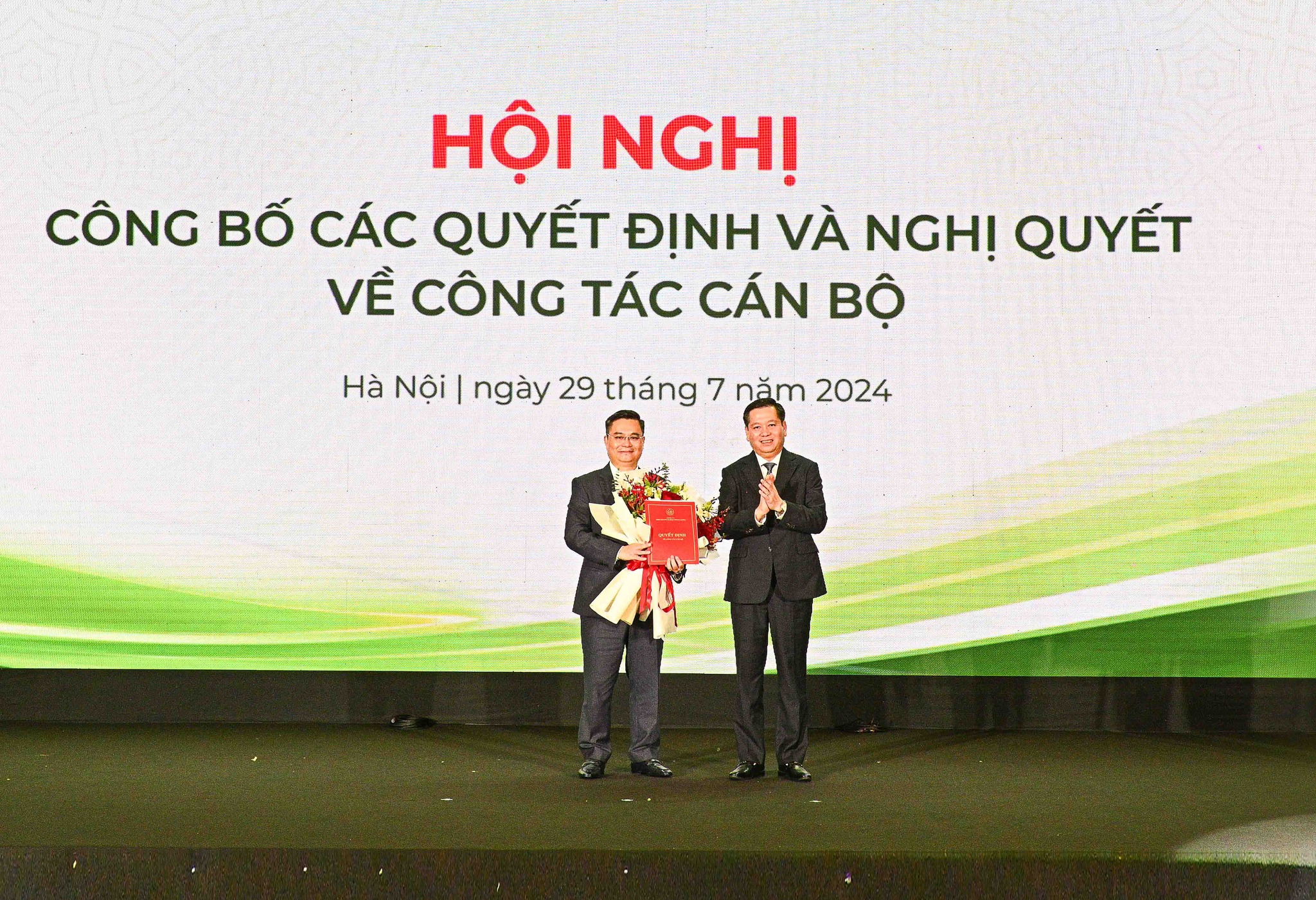 Đồng chí Nguyễn Thanh Tùng đón nhận Quyết định của Đảng ủy Khối Doanh nghiệp Trung ương