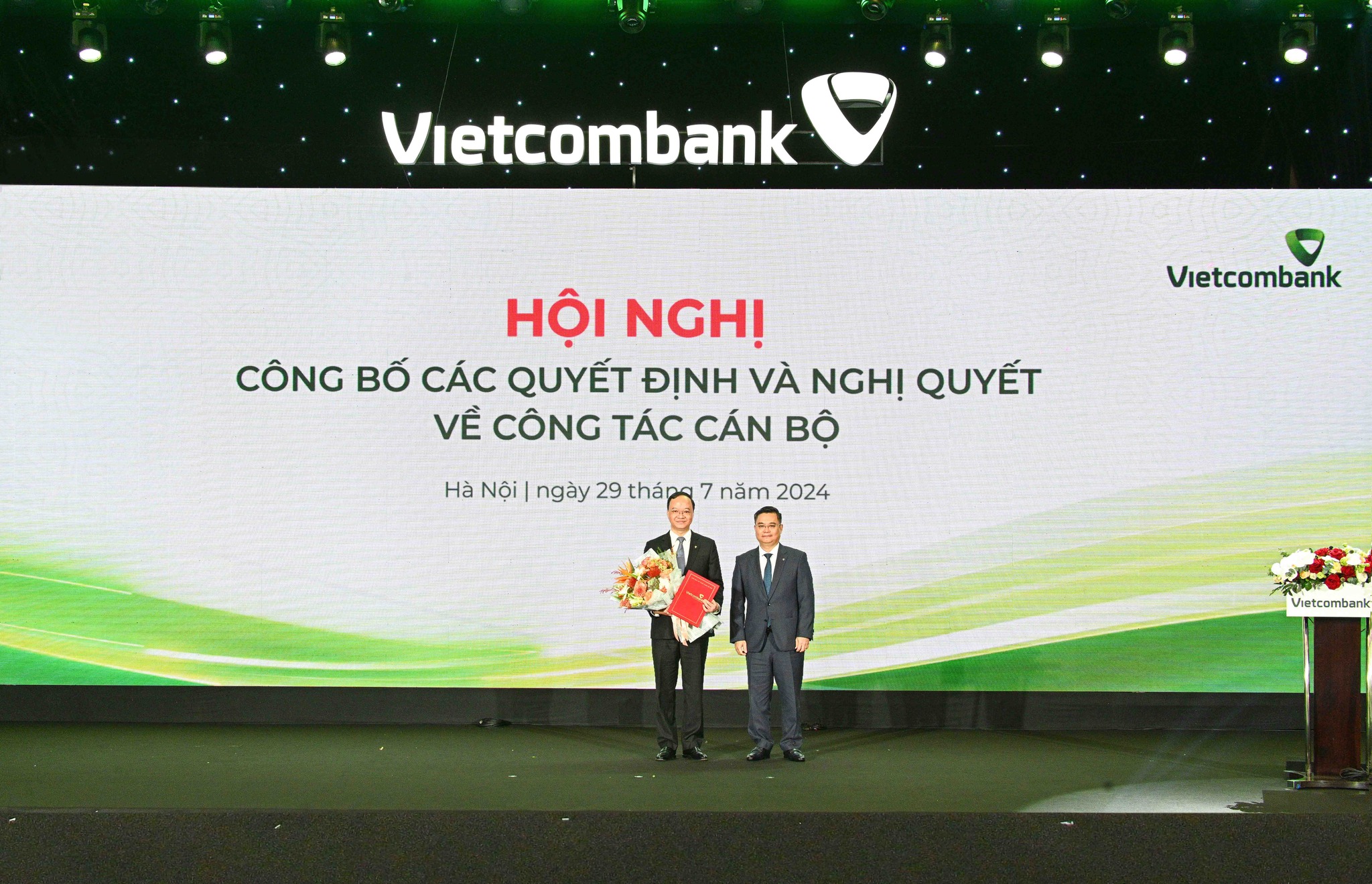 Đồng chí Lê Quang Vinh đón nhận Quyết định giao nhiệm vụ phụ trách Ban điều hành Vietcombank