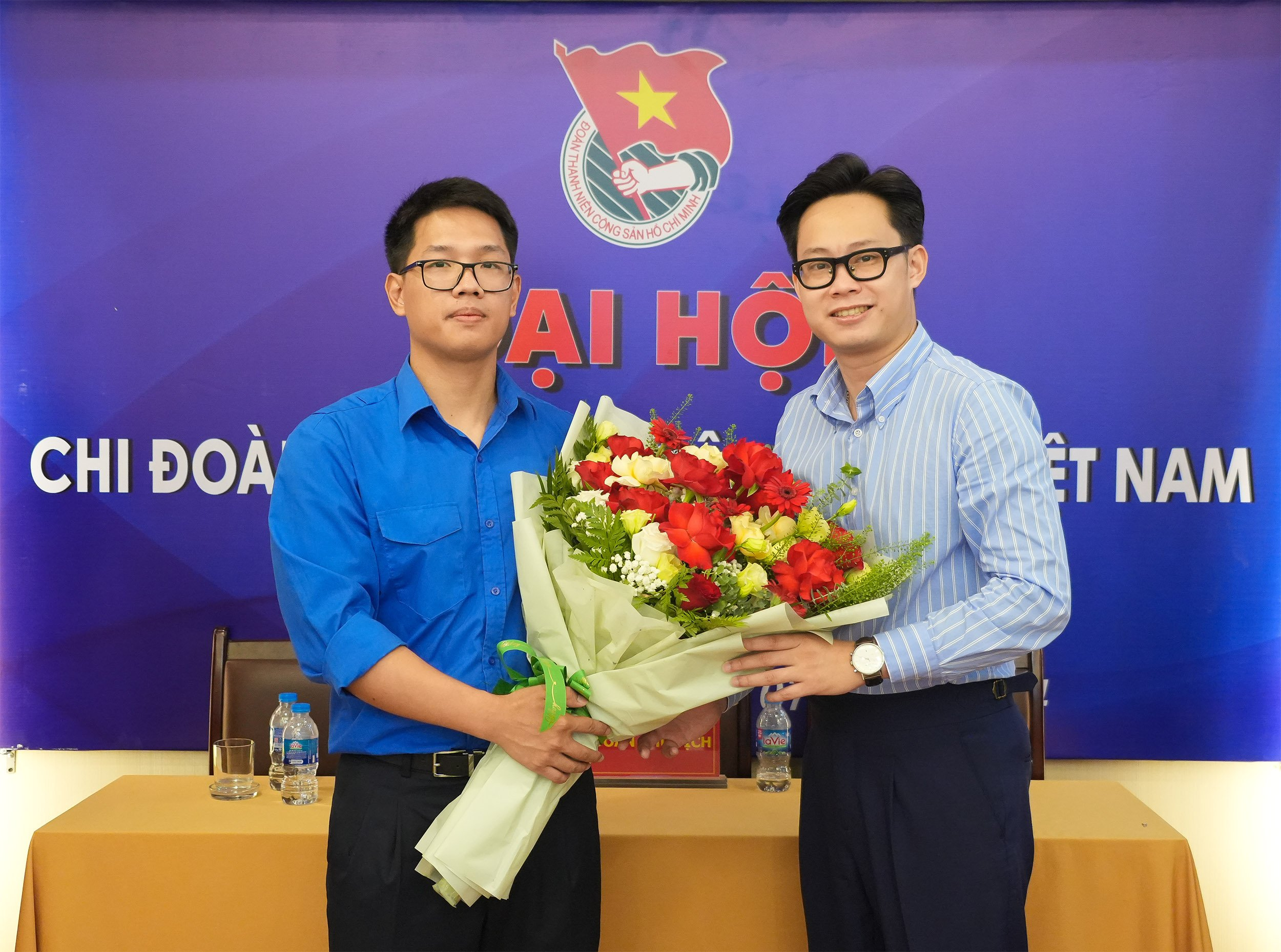 đồng chí Trần Long tặng hoa chúc mừng 