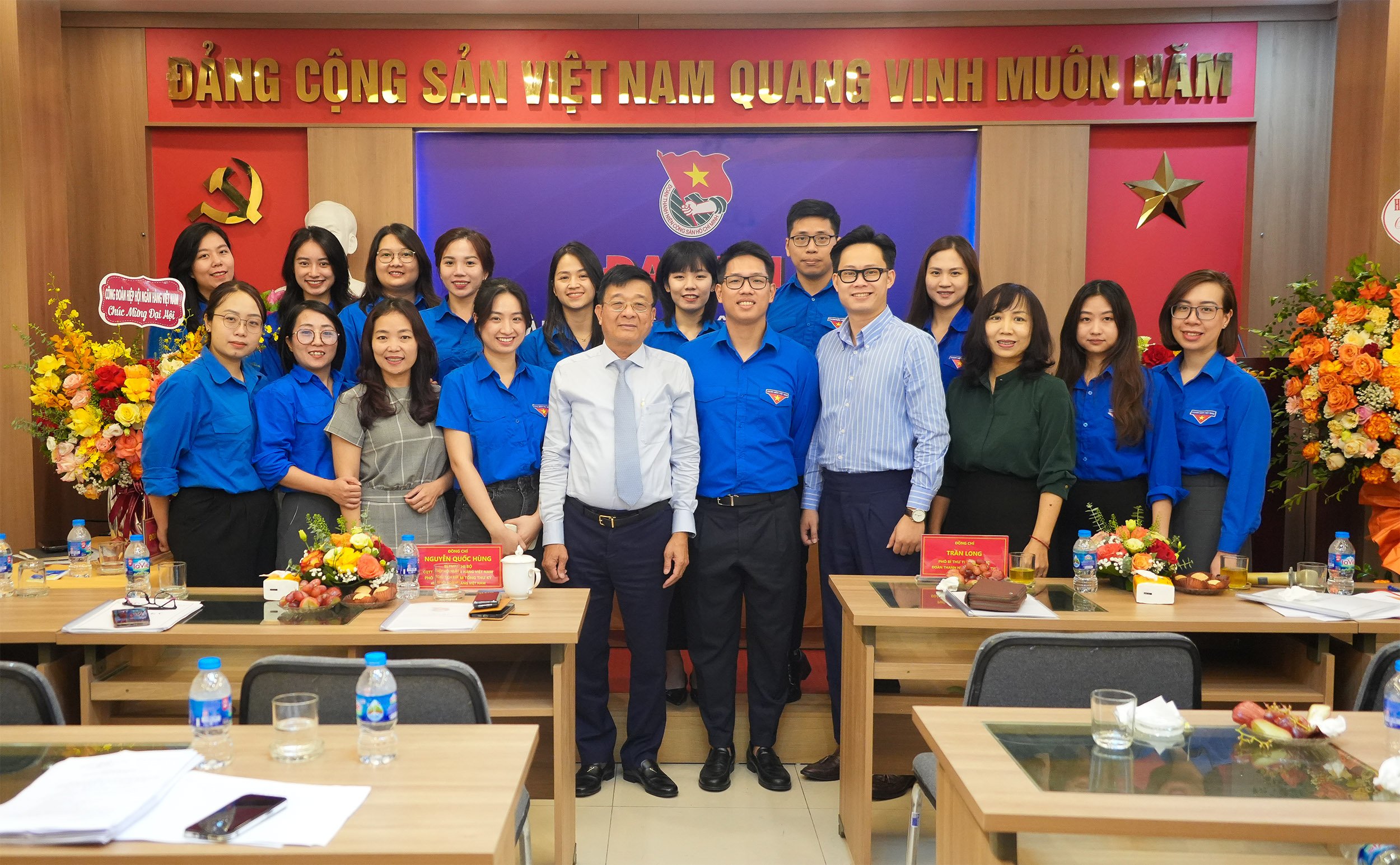 Các cấp Ủy, lãnh đạo chụp hình lưu niệm cùng Chi đoàn VNBA