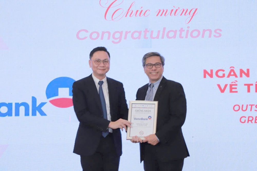 Đại diện VietinBank nhận giải thưởng từ Ban tổ chức