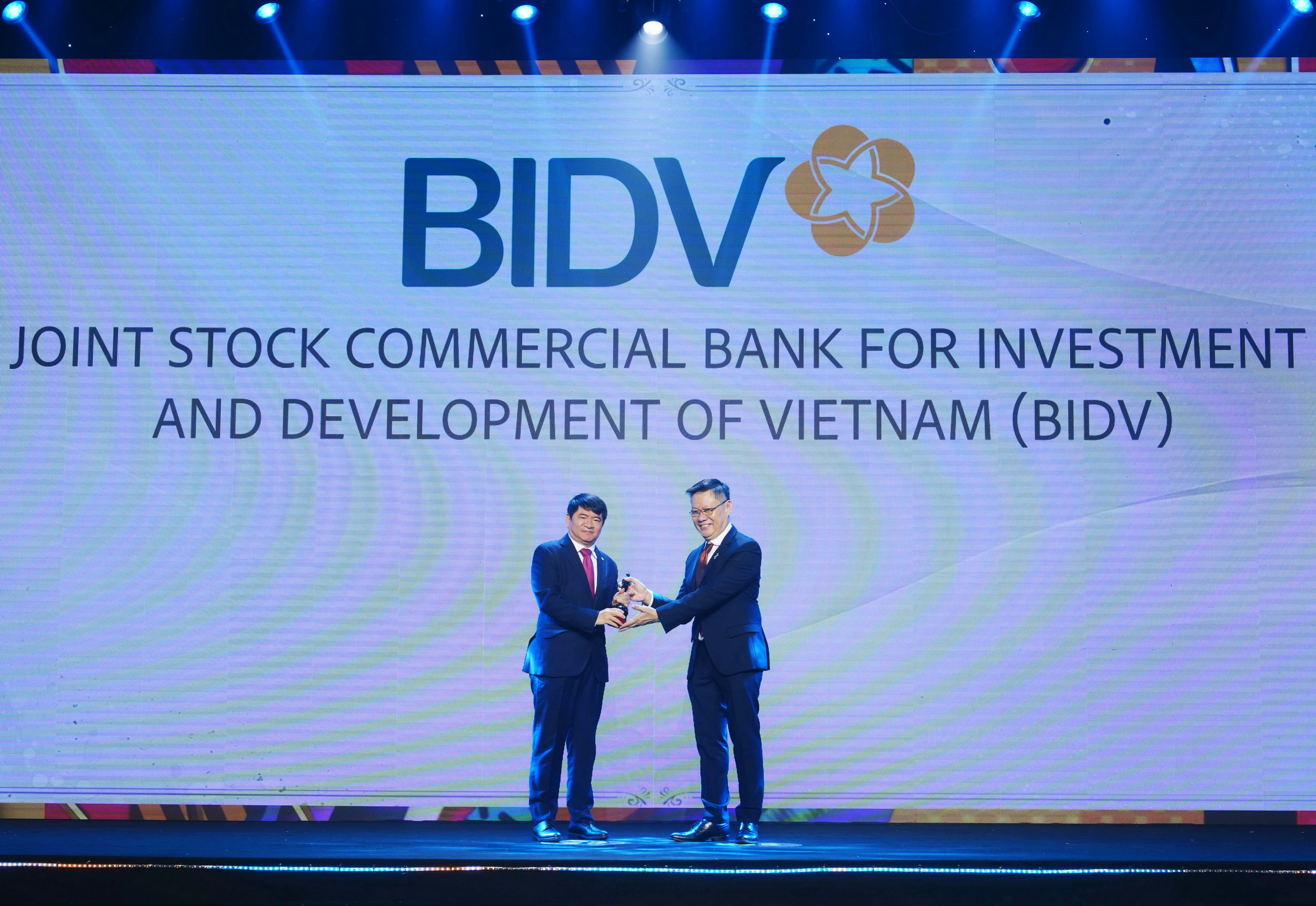 Đại diện BIDV nhận giải thưởng “Nơi làm việc tốt nhất châu Á”