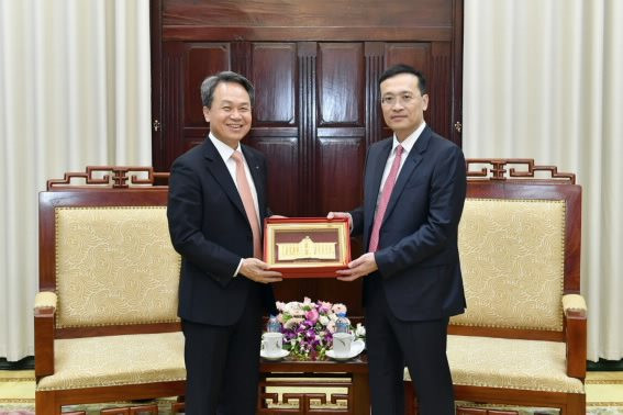 Phó Thống đốc Phạm Quang Dũng đã có buổi tiếp xã giao ông Jin Ok-Dong, Chủ tịch Tập đoàn Tài chính Shinhan (SFG)