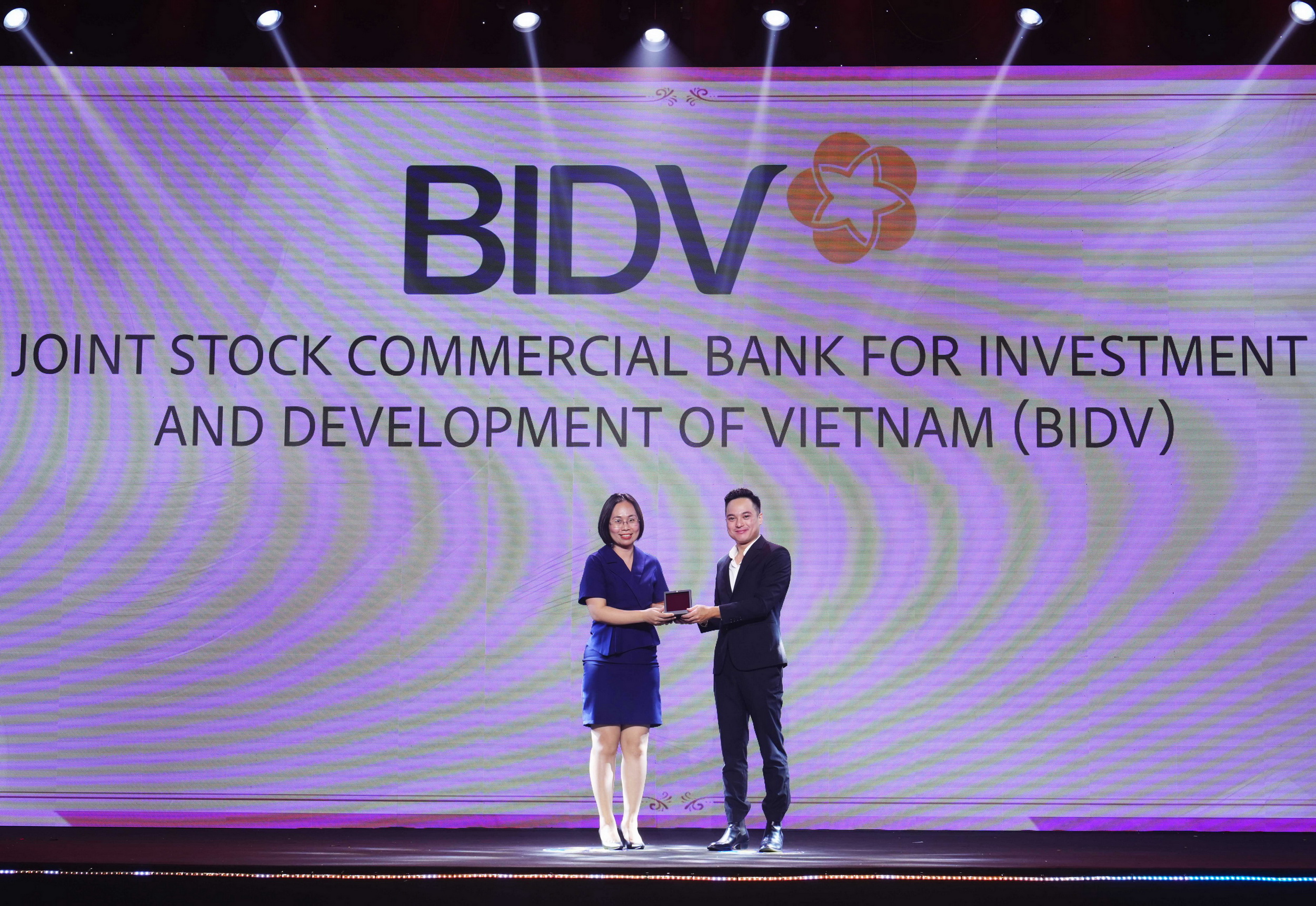 Đại diện BIDV nhận giải thưởng “Doanh nghiệp quan tâm chăm sóc nhân viên tuyệt vời nhất”