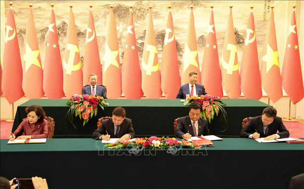Thống đốc Ngân hàng Nhà nước Nguyễn Thị Hồng và Thống đốc Pan Gongsheng ký thỏa thuận hợp tác - Ảnh: TTXVN