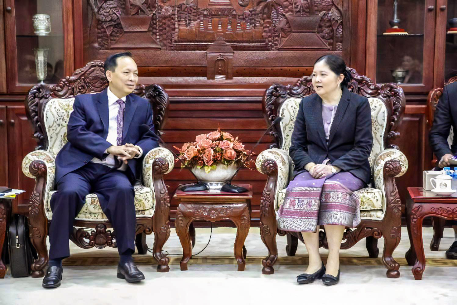 Quyền Thống đốc Ngân hàng Lào làm việc với phó Thống đốc Đào Minh Tú