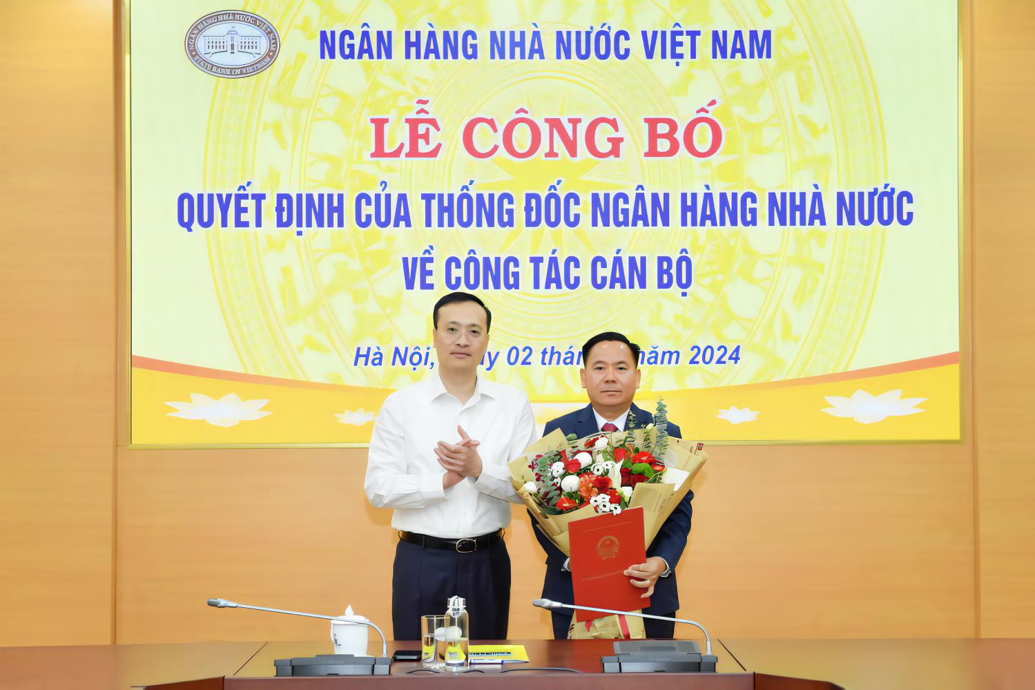 Phó Thống đốc Phạm Quang Dũng trao quyết định bổ nhiệm cho ông Lại Hữu Phước
