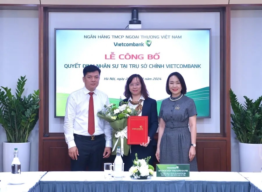 Lãnh đạo Vietcombank trao quyết định bổ nhiệm cho ông Hồ Văn Tuấn