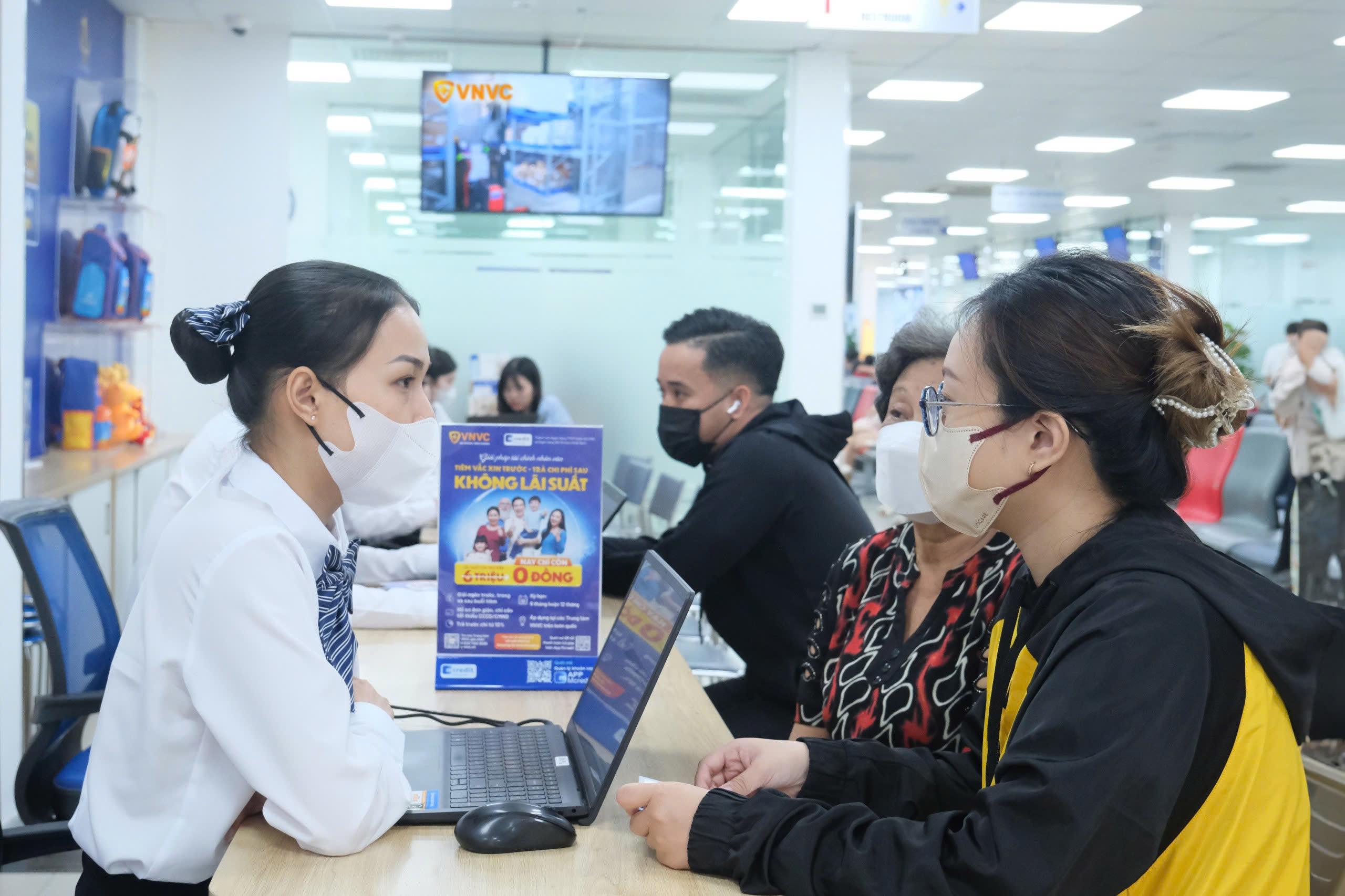 Mcredit là công ty tài chính tiêu dùng đầu tiên triển khai hỗ trợ trả góp về y tế, đảm bảo khách hàng có thể tiếp cận gói tiêm chủng bảo về sức khỏe
