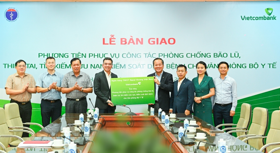 Vietcombank tặng 5 tỷ đồng Bộ Y tế phòng chống tiên tai và kiểm soát dịch bệnh