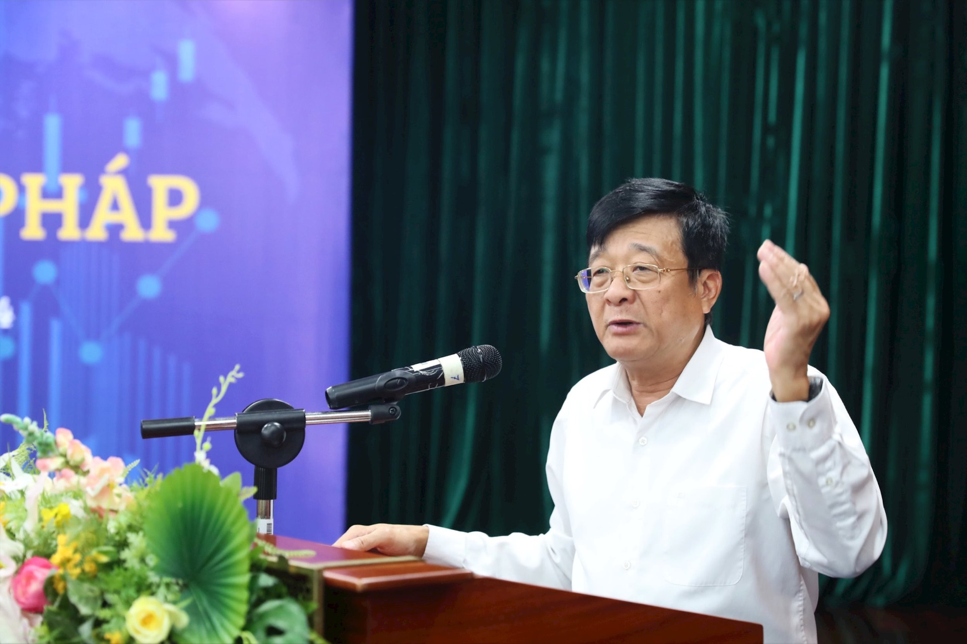 Ông Nguyễn Quốc Hùng, Phó Chủ tịch kiêm Tổng Thư ký Hiệp hội Ngân hàng Việt Nam phát biểu tại toạ đàm